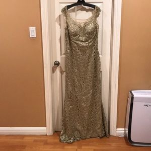 Gorgeous gold maxi dress!!!